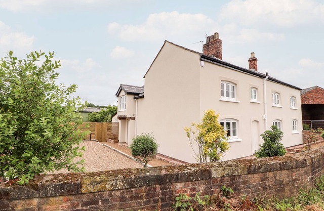 LEGH OAKS FARM, pet friendly, luxury holiday cottage in Knutsford
