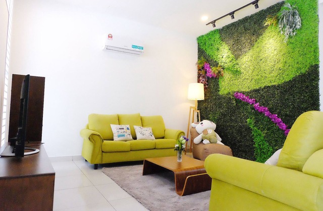 Legoland & Bukit Indah - 10 mins (up to 22 pax)