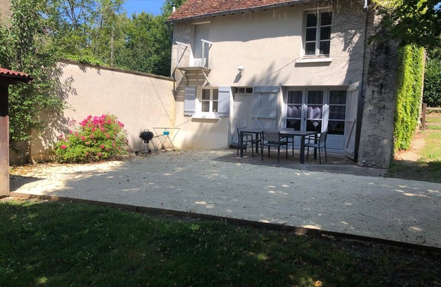 Les Cours - Charming, quiet gîte with garden near Sancerre