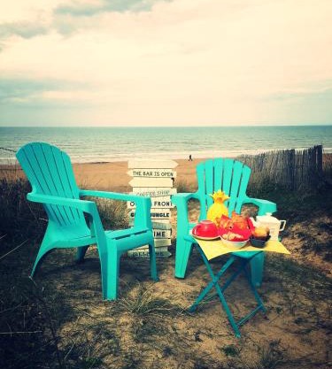 LES PIEDS DANS L'EAU