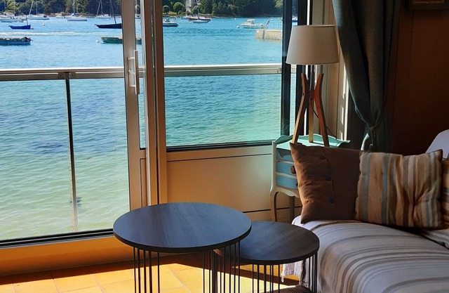Les Pieds dans l'Eau : Beautiful, bright rental (sea access)