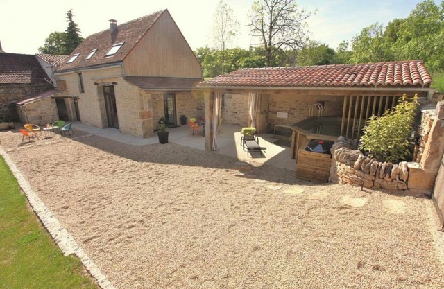 Les Pierres du Quercy: 6 berths and heated pool