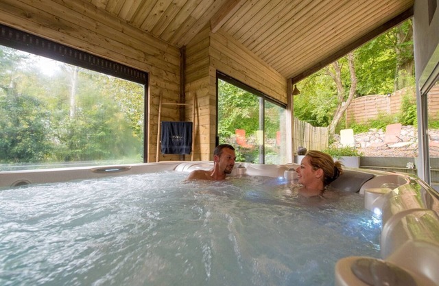 Les sens des bois night with private Jacuzzi for couple