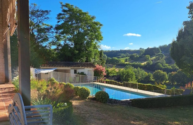 Les Tournesols, ideal for a quiet family vacation with swimming pool