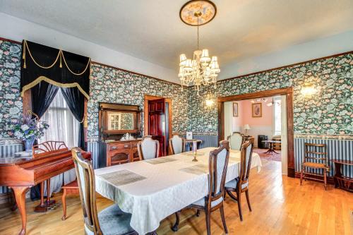 Less Than 1 Mi to Downtown ABQ Historic Manor with Patio!