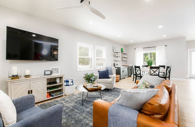 Less than one mile from Notre Dame's campus! Sleeps 10+ with all the amenities!