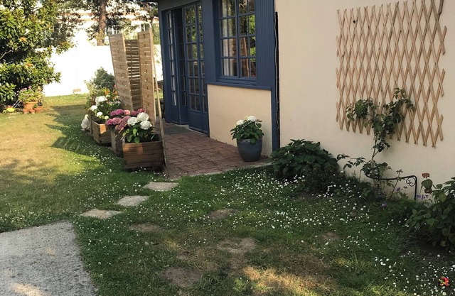 Let's rent a charming annex in our garden, 200m from the beach, shops, thalasso.