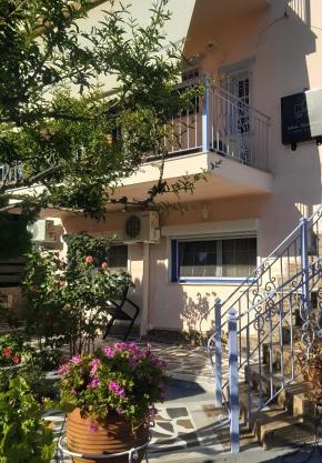 Liakos' Apartments
