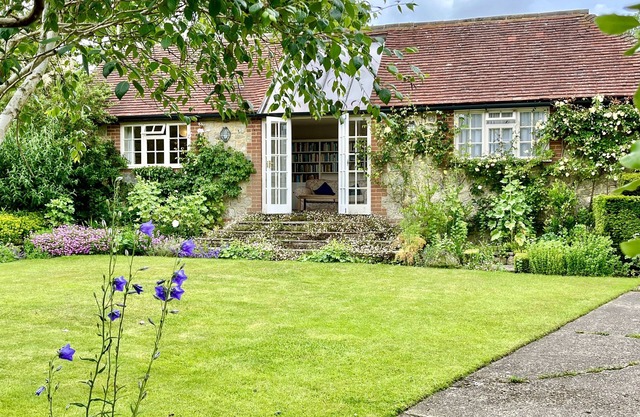 Library Cottage by Inspire Stays dot com - a cottage that sleeps 2 guests in 1 bedroom