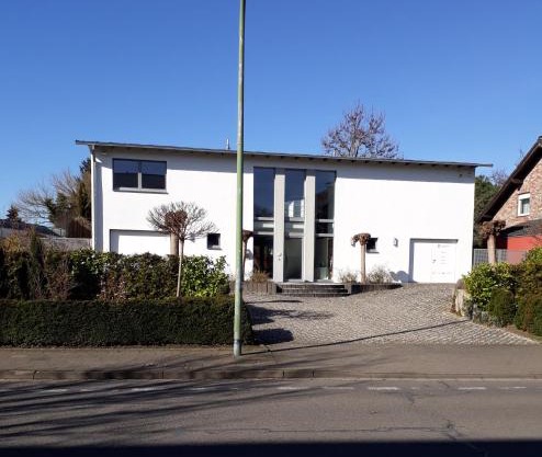 Lichtdurchflutetes Atelierhaus mit Skulpturenpark