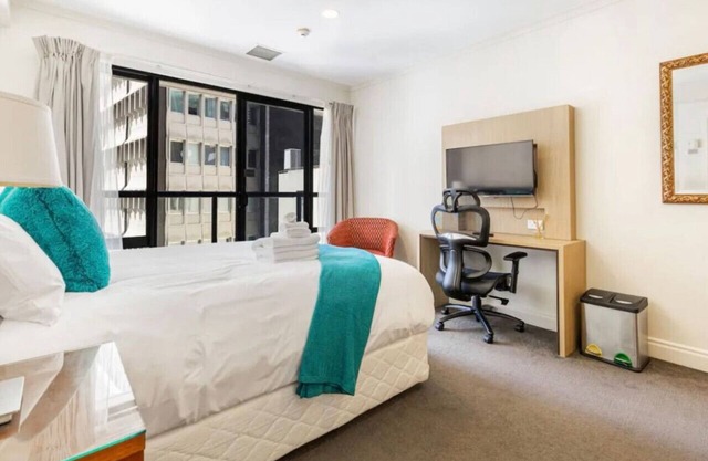 Life in the City Studio Apt with Pool & Gym