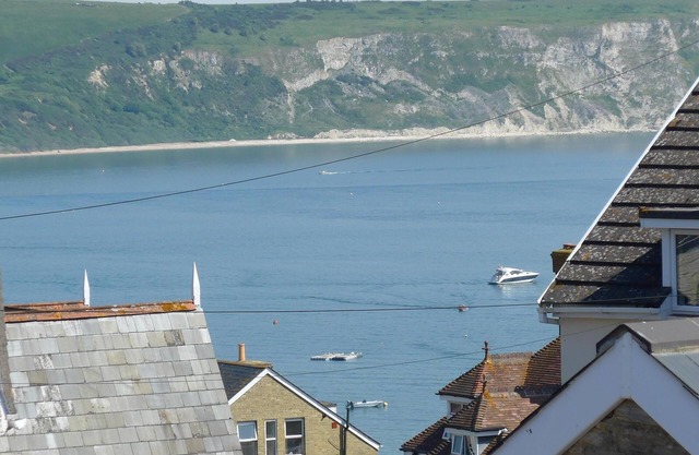 Light, airy 1st Floor Apartment with delightful views over bay and Purbeck Hills