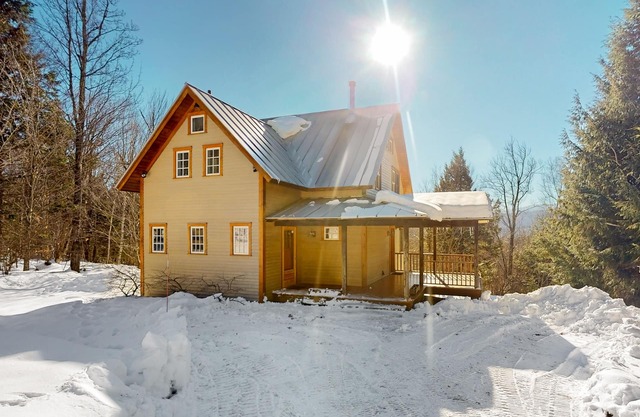 Light-filled retreat in Mad River Valley with internet & deck