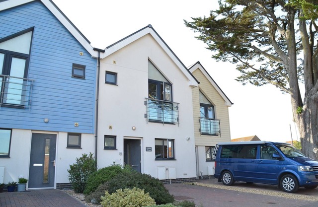 Light, modern townhouse with patio, a minute from beach; child- and pet-friendly