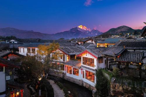 Lijiang MuYa Chinese Courtyard Hotel with Water View