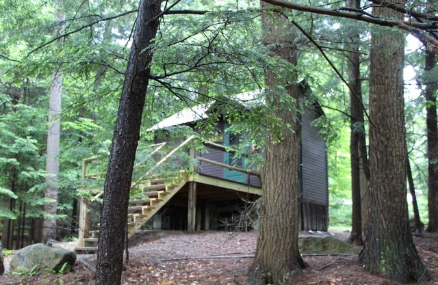 "Like a treehouse!" Adirondack Pet Friendly Cabin Suitable For 2 | Lake Access