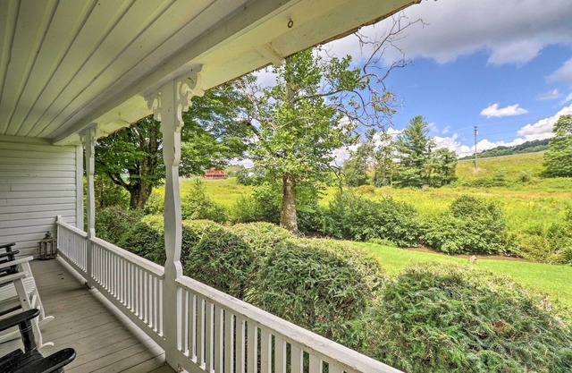 'Lil Red Hen' Cottage in the Boone Area w/Hot Tub