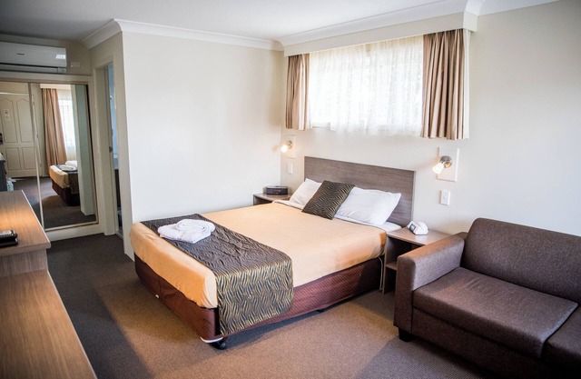 Lilac City Motor Inn Deluxe Queen Room 15