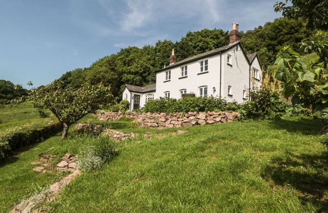 LILAC COTTAGE, pet friendly, with open fire in Great Malvern