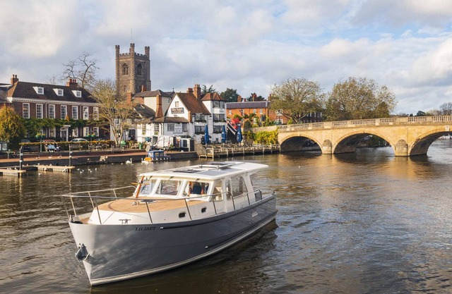 Lilibet - Driving - Luxury Boating