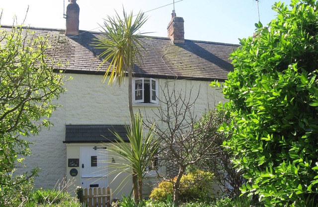 Lime Cottage, Grade II listed, with secluded courtyard garden, distant sea view