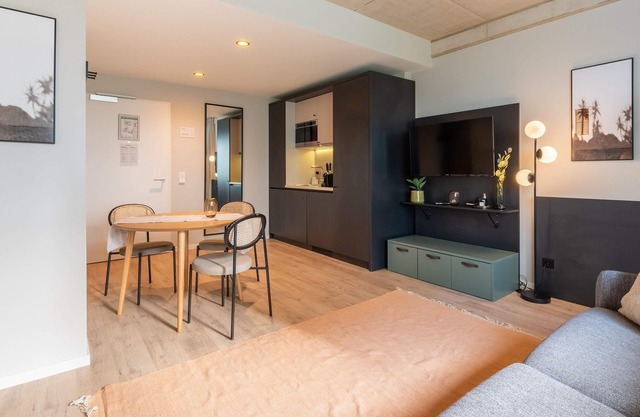 limehome Düsseldorf | Suite with Sofa Bed