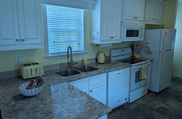 "Limon Lodge" 70" TV, Central AC, WiFi ,Private patio, Free parking. Quiet.