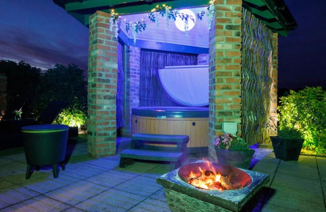 Lincoln Holiday Retreat Cottage with Private Hot Tub