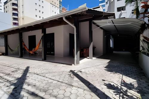 Linda casa 350 metros do mar 3 suítes + 2 quartos