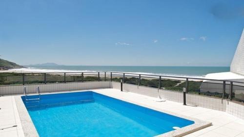 Linda cobertura frente mar com piscina privativa e pé na areia!