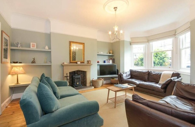 LINDORES, pet friendly, country holiday cottage in Alnmouth