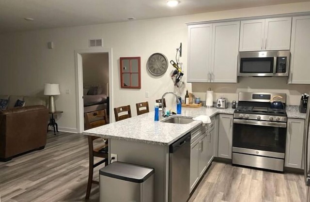 *LINENS INCLUDED!* First Floor Condo with Community Pool & Bayviews