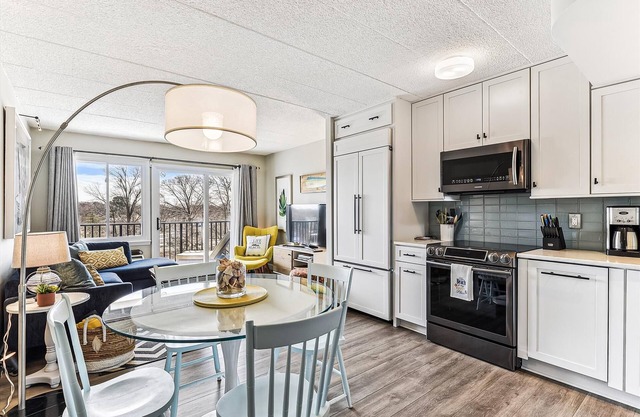 LINENS INCLUDED! UPDATED! DOWNTOWN!