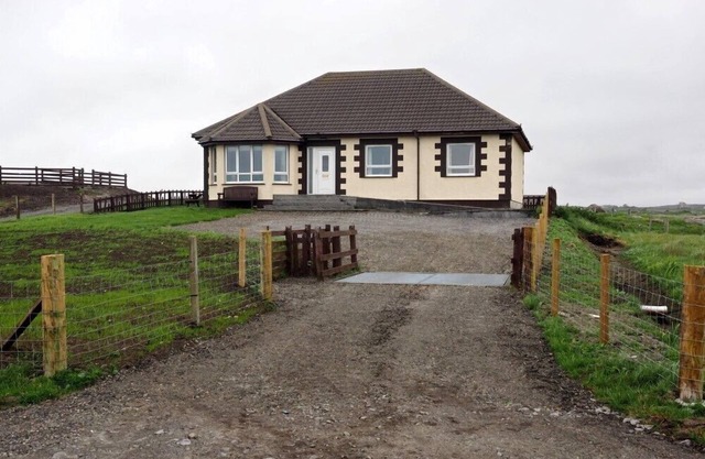 LINGEIGH, pet friendly in Daliburgh, Isle Of South Uist