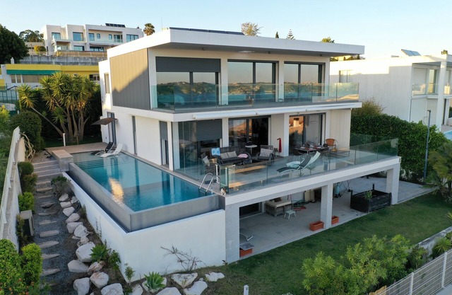 Lisbon 3 floor 3 bedroom Villa, unique Sea View, Infinity Pool, Terrace, and Gym