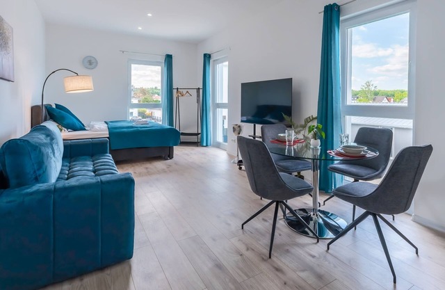 LiT LiVING: Luxus | Box SprIng | Kitchen | Parking