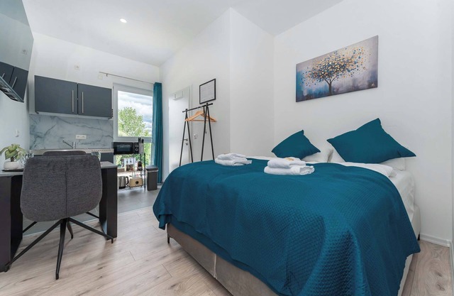 LiT LiVING: Luxus | Box SprIng | Kitchen | Parking
