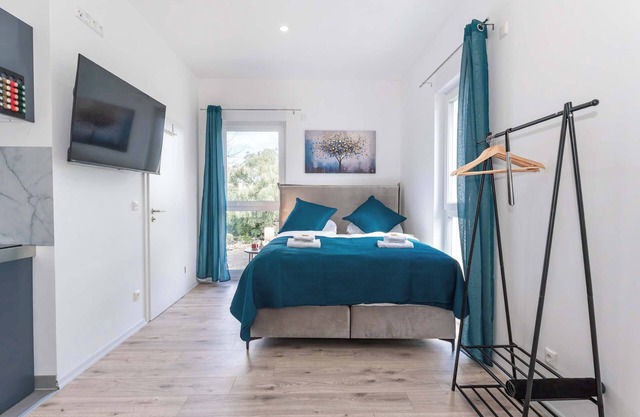 LiT LiVING: Luxus | Box SprIng | Kitchen | Parking
