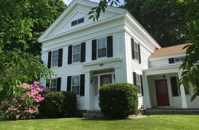 Litchfield County Farmhouse Retreat in Vineyard Area