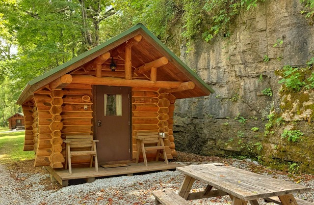 Little Cabin on the water…close to Glade Top Trail/Mark Twain National Forest