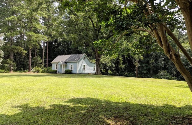 Little cottage in the country. 10 minutes from downtown Newnan.