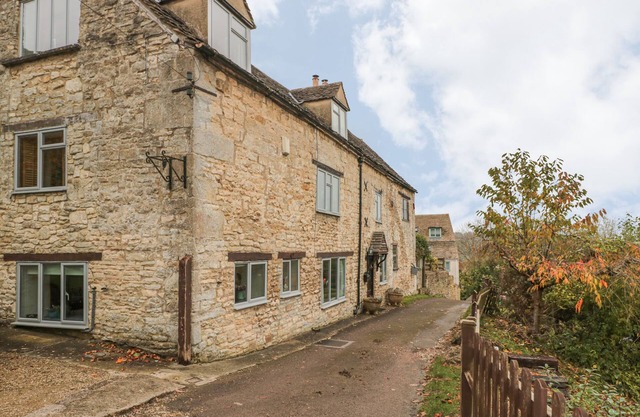LITTLE END, family friendly, character holiday cottage in Stroud