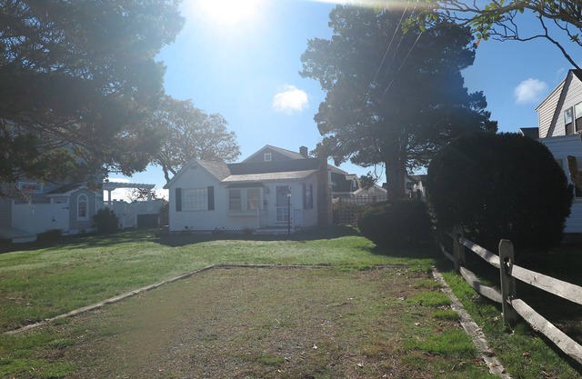 Little Gem with stunning water view of Great Bay and 1/4 mile from Bristol Beach