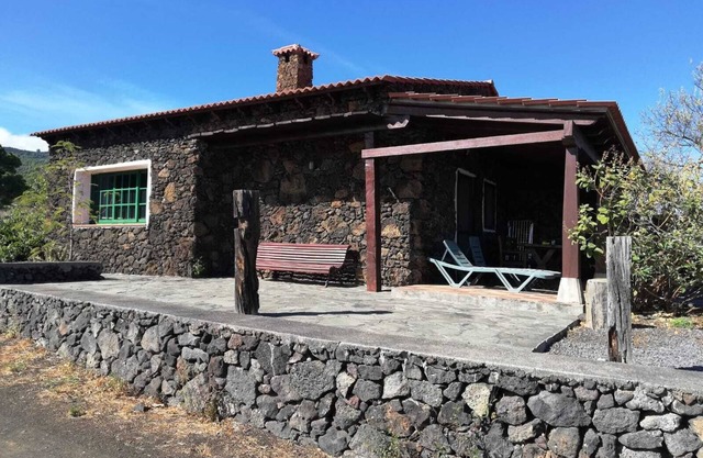 Little house with all the comforts in the middle of nature and near the town.