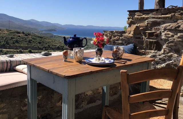 LITTLE HOUSE, a Charming Stone Built House with Fantastic Views