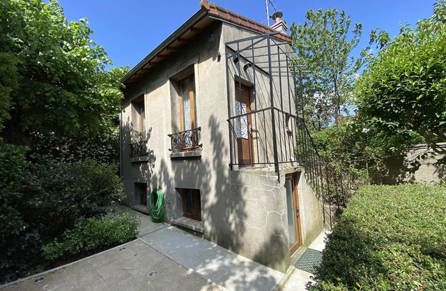 Little house near Paris & metro. Quiet and nestled in lush greenery.