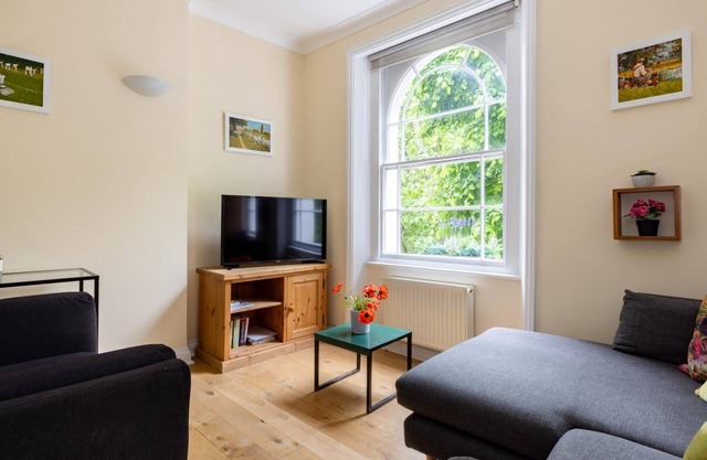 Little Picnic in the Park - 1 Bedroom by Hyde Park