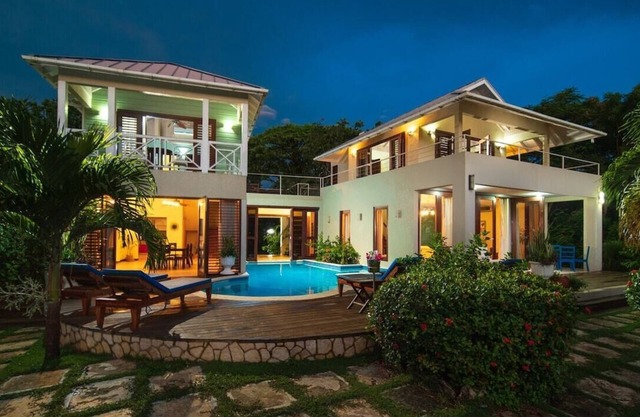 Little Waters 4-WATERFRONT BALINESE STYLE! POOL! STAFF! SUNSETS!