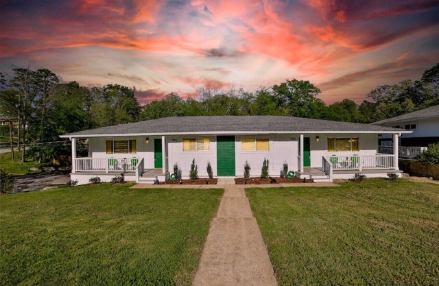 Live Like a Local | North Chattanooga Stay (left unit)