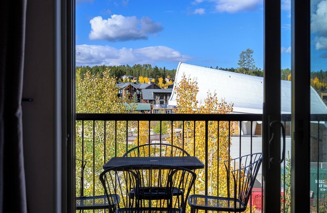 Live Music Views & Pool Oasis in Hideaway Park!